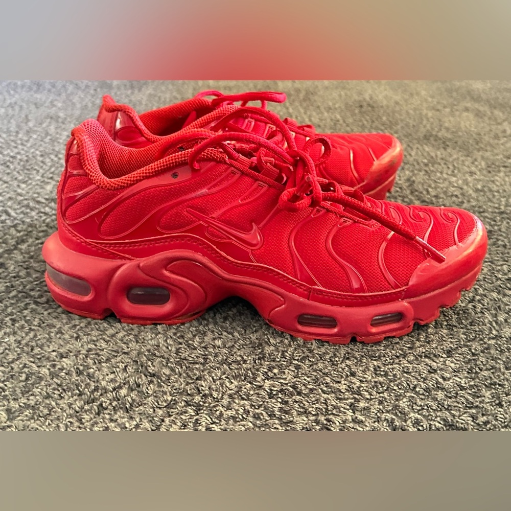 Nike Air Max Plus. All red. Size 5Y/6.5 W great condition